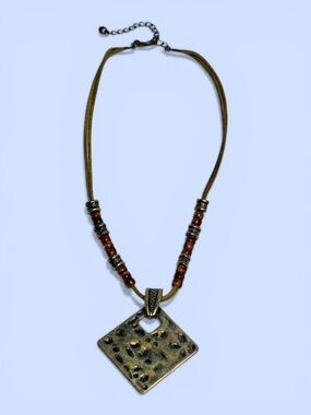 Premier Designs Bali‎ Necklace Hammered Brass Tone Pendant Beaded
Magnetic